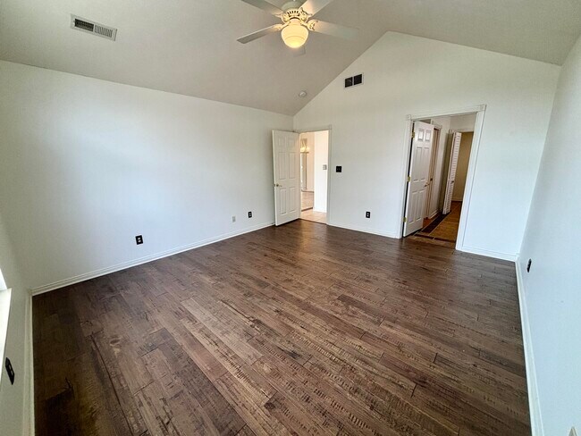 Building Photo - 433 Deer Lake Pl