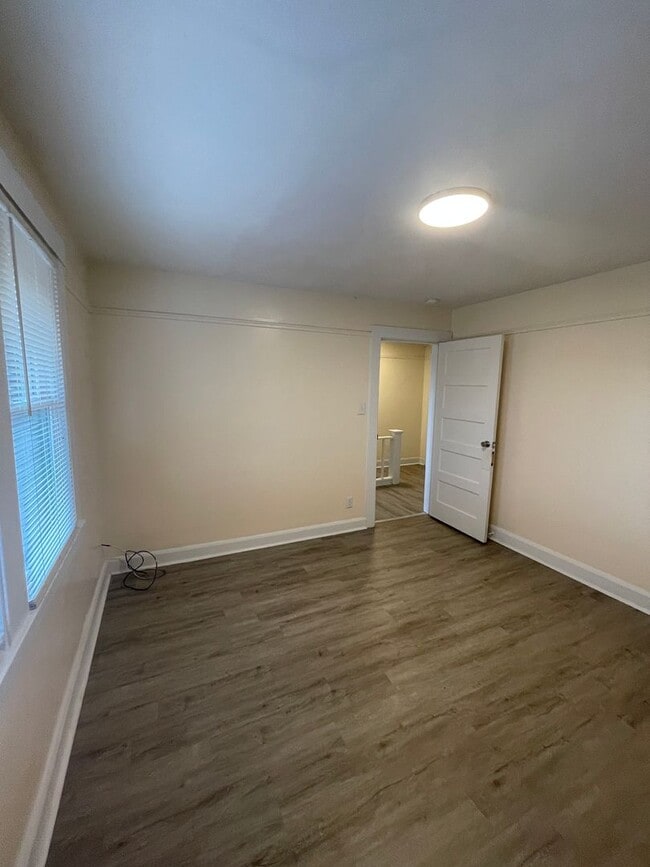 Building Photo - 825 N 6th St