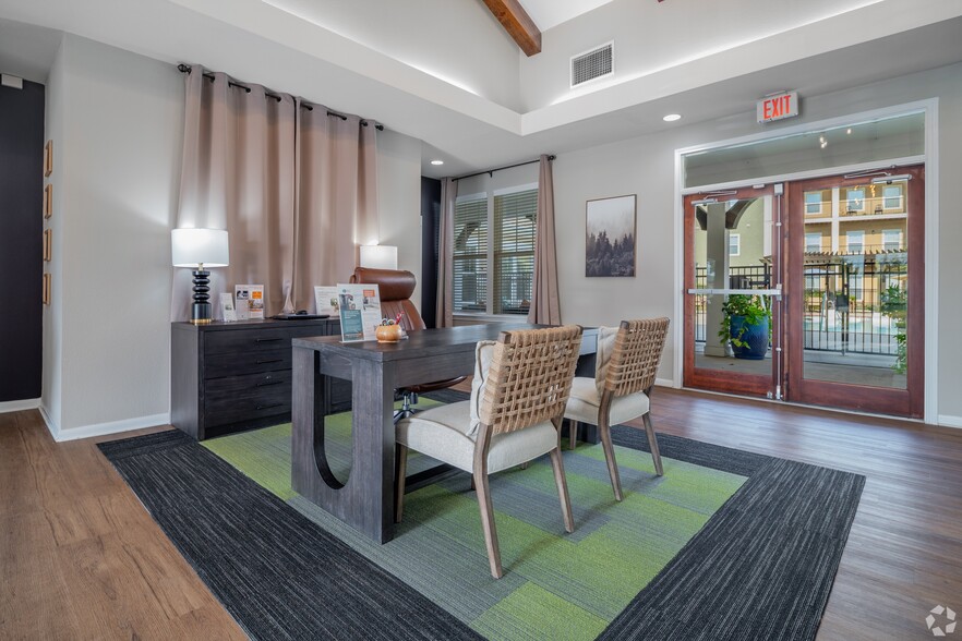 Building Photo - Heights at Converse