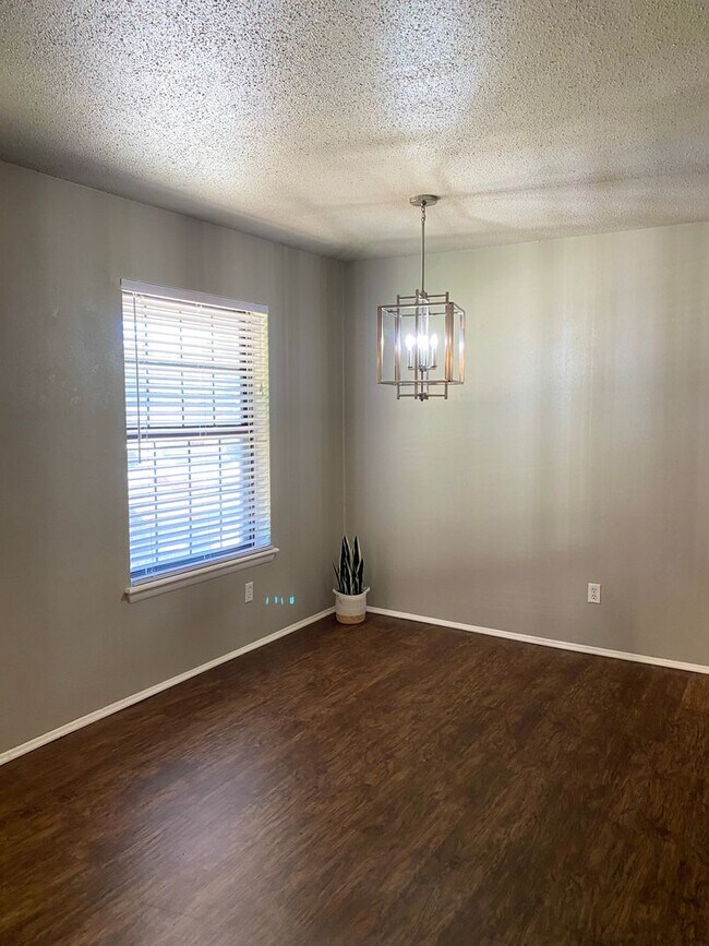 Building Photo - Available Now!  Darling Edmond Rental!