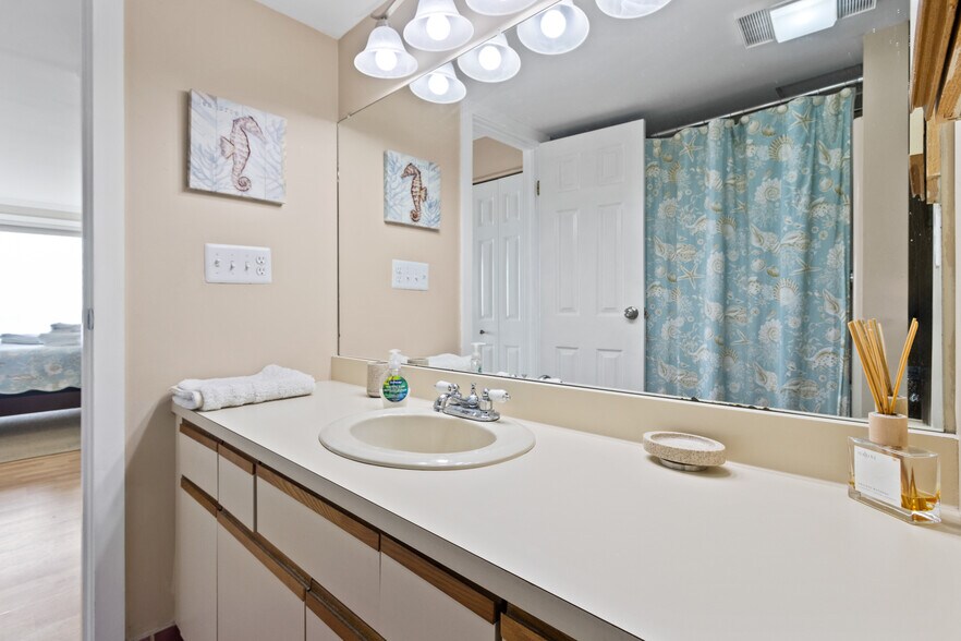 Building Photo - 1 Seacliff Ave