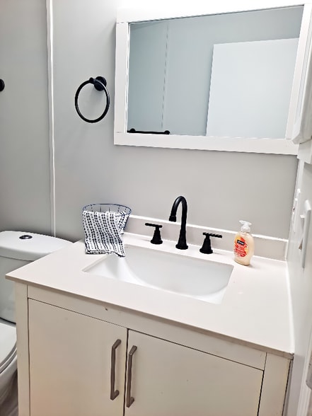 Building Photo - 17 Deerwood Park