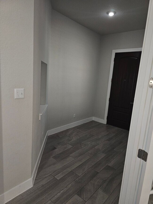 Building Photo - $500 discount for Lease signed in June!
