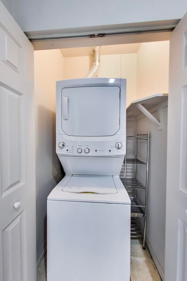 Building Photo - 2233 W Medill Ave