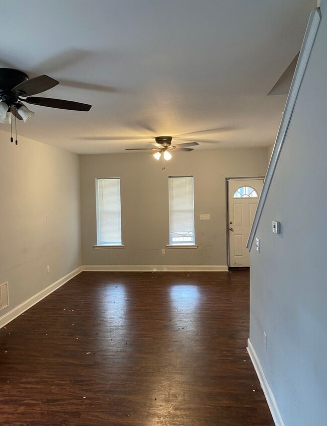 Building Photo - Spacious 3 Bedroom Townhouse – Available A...