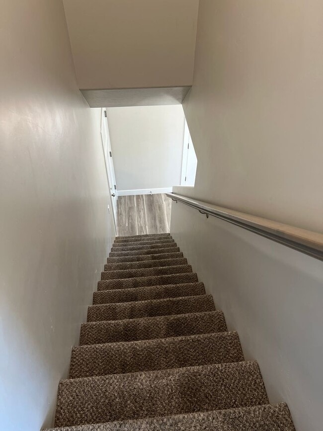 Building Photo - Cute and Spacious! Available Now! Month to Month Accepted