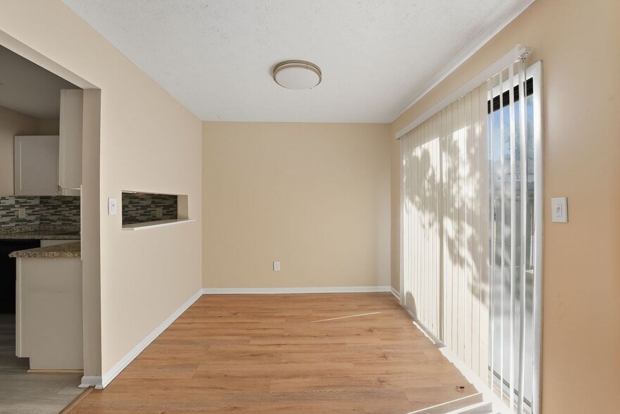 Building Photo - 293 Country Club Dr