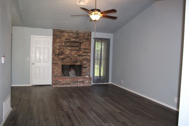 Building Photo - Newly Remodeled! Close to Tinker