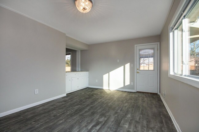 Building Photo - 2149 Lonsdale Dr NE