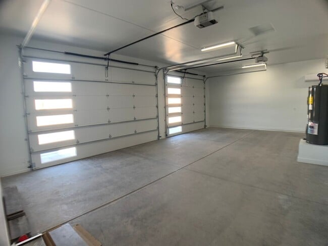Building Photo - 3 Bedroom - 2 Bath Pool Home