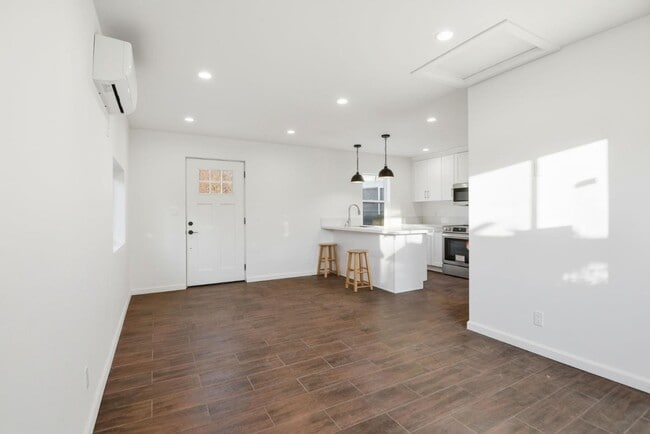 Building Photo - 648 Anita St