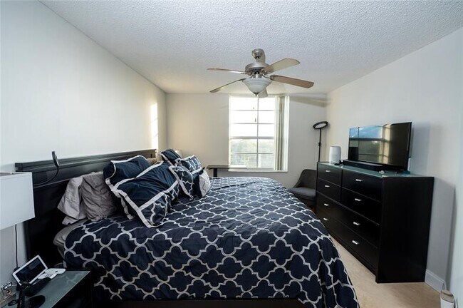 Building Photo - 520 SE 5 Ave