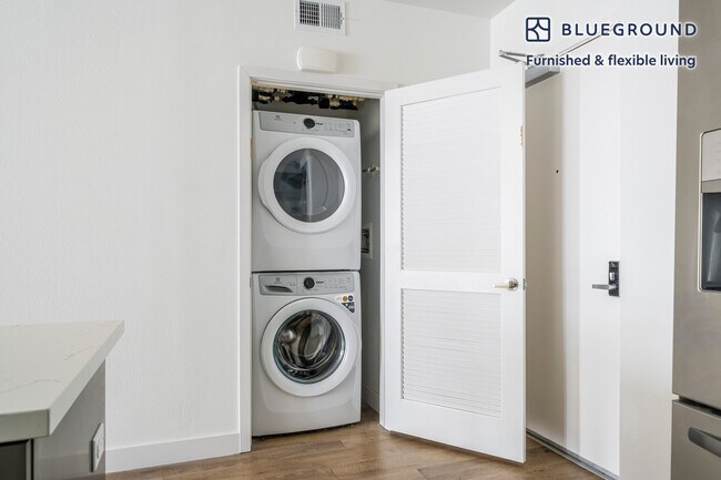 Building Photo - 635 Robinson Ave