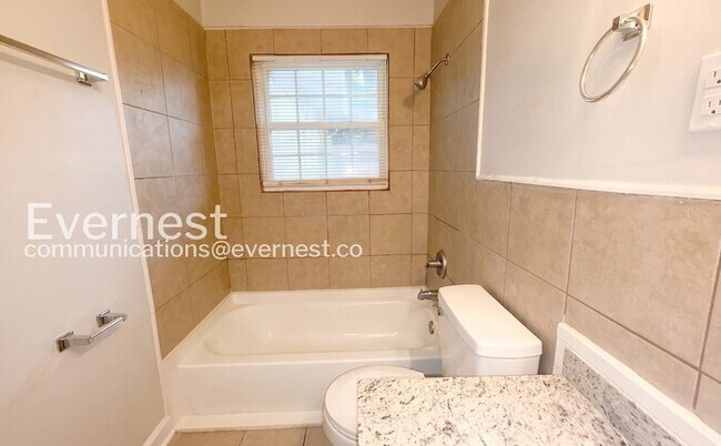 Building Photo - Cozy Home with Fenced Yard and Parking. / 3 Bed & 1 Bath / Availability Now!