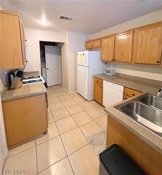 Building Photo - 2760 Stargate St