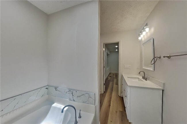 Building Photo - 2520 Deerfield Dr