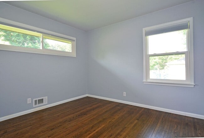Building Photo - Clean & Updated One-Level Living in Robbin...