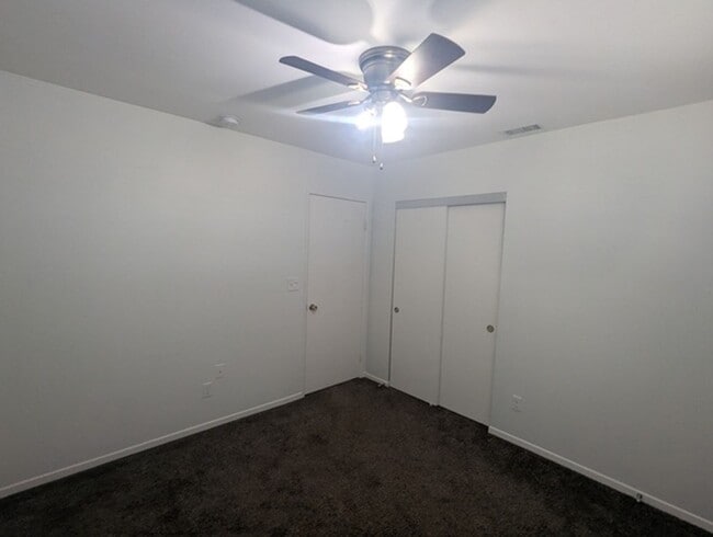 Building Photo - Single Story Home 4 bedroom + Enclosed pat...