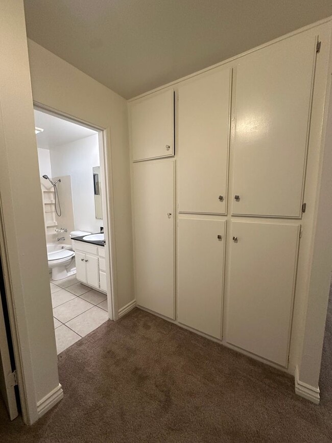 Building Photo - Upstairs 2BD/1BA Condo with 1 reserved cov...