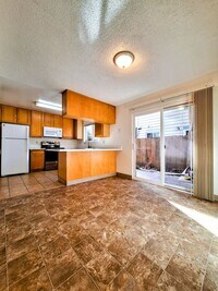 Building Photo - Refurbished 3bd Townhouse Style Apartment