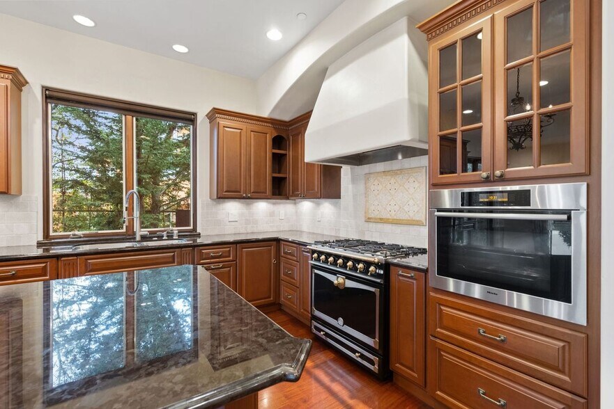 Building Photo - 512 Lakeview Way