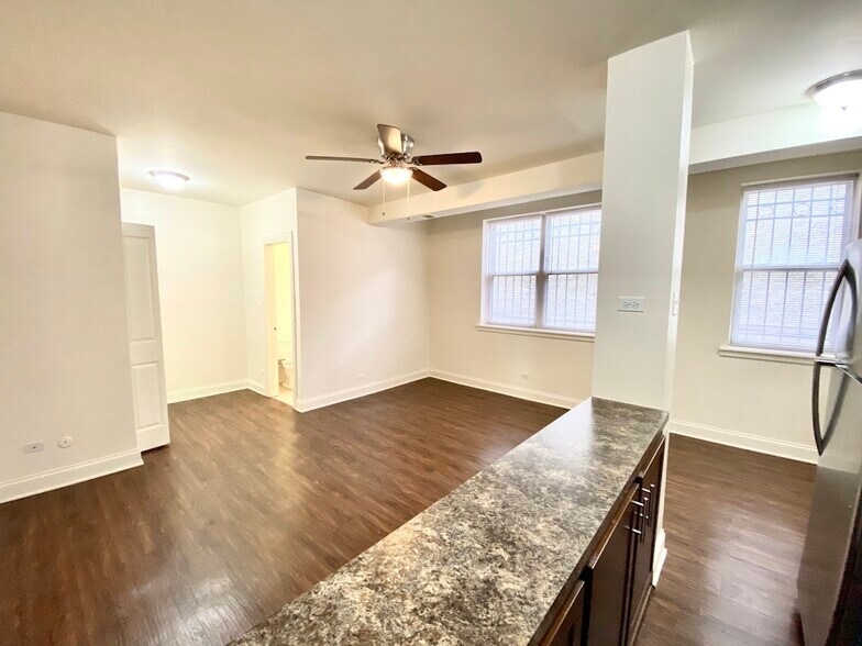 Building Photo - 4756 N Maplewood Ave