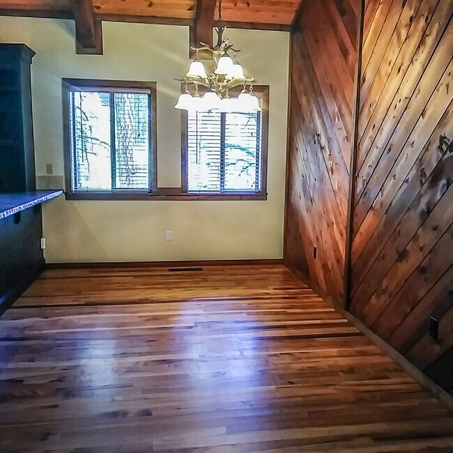 Building Photo - Charming 3-bedroom Lodge-Style Townhouse