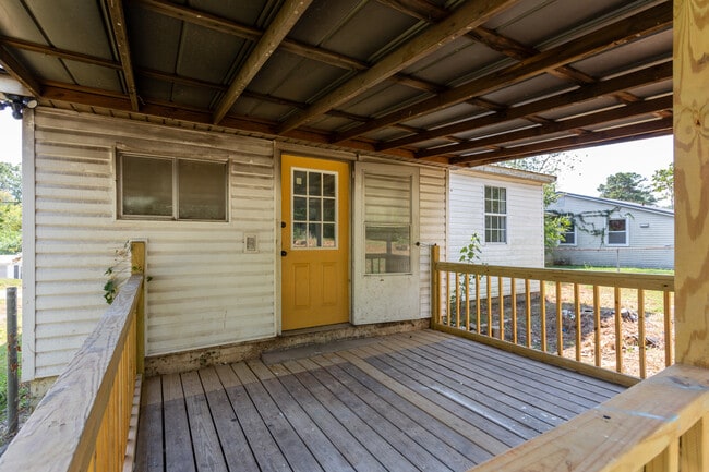 Building Photo - 419 Pine Ln