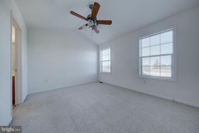 Building Photo - 10 Shady Tree Ct