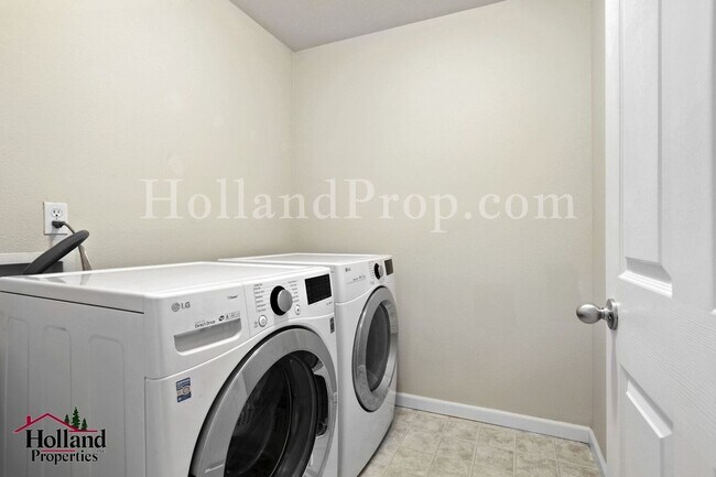 Building Photo - New $2,150 + $250 Off First 2 Full Months- Welcome to this stunning 3-bedroom, 2.5-bathroom home