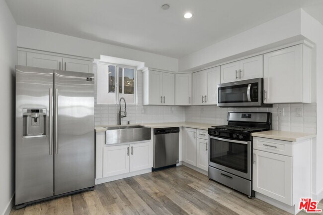 Building Photo - 5645 Willowcrest Ave