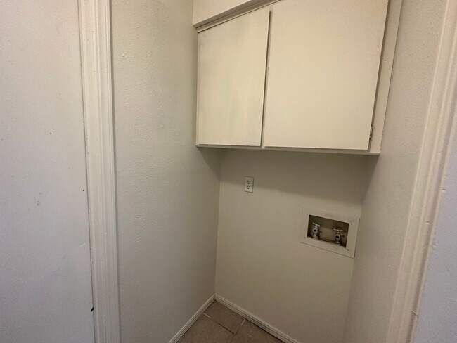 Building Photo - 2 Bed 2 Bath duplex on 10th and Council