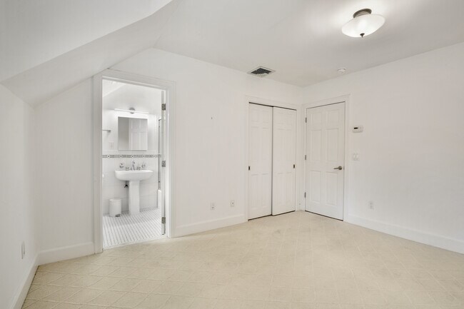 Building Photo - 430 Orienta Ave