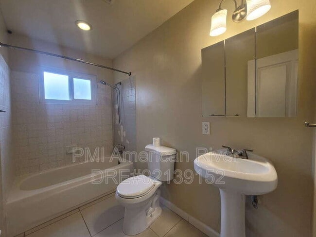 Building Photo - 440 Russell St