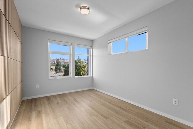 Building Photo - Newly Built Air-Conditioned Luxury Townhome in Highly Desired Admiral