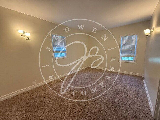Building Photo - Charming 4 bedroom 2 bathroom close to the University of Toledo.