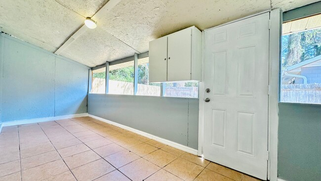 Building Photo - Charming & Convenient Living in Historic W...