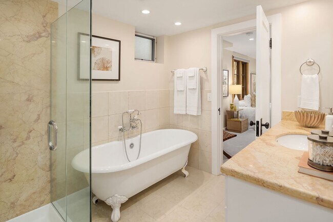 Building Photo - Queen Anne Home
