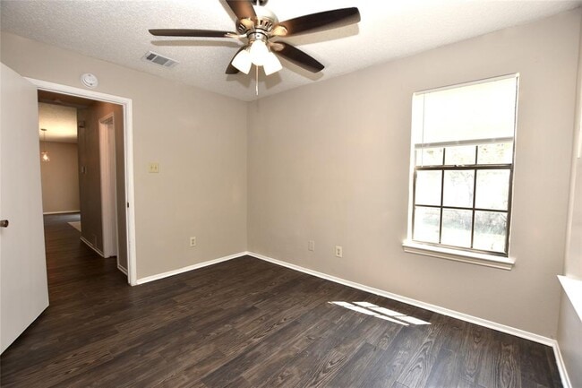 Building Photo - 609 Rollingway Dr