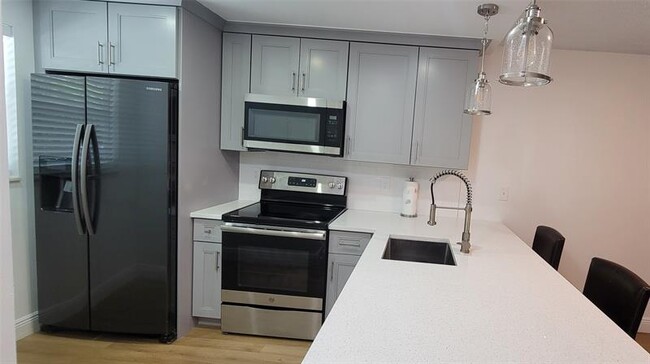 Building Photo - 207 Tropic Isle Dr