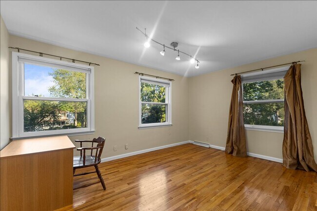 Building Photo - Magnificent 6 bedroom house in desirable Hanover Township!