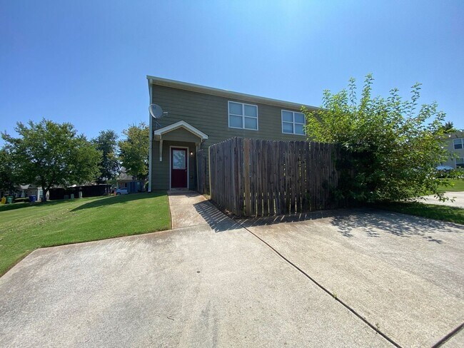 Building Photo - PRE-LEASING FOR AUGUST 2 2026! FENCED IN BACK YARD! 1/2 Off Deposit!