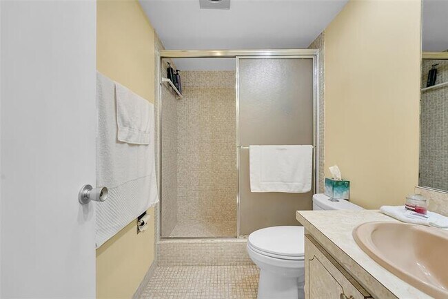 Building Photo - 3150 N Palm Aire Dr