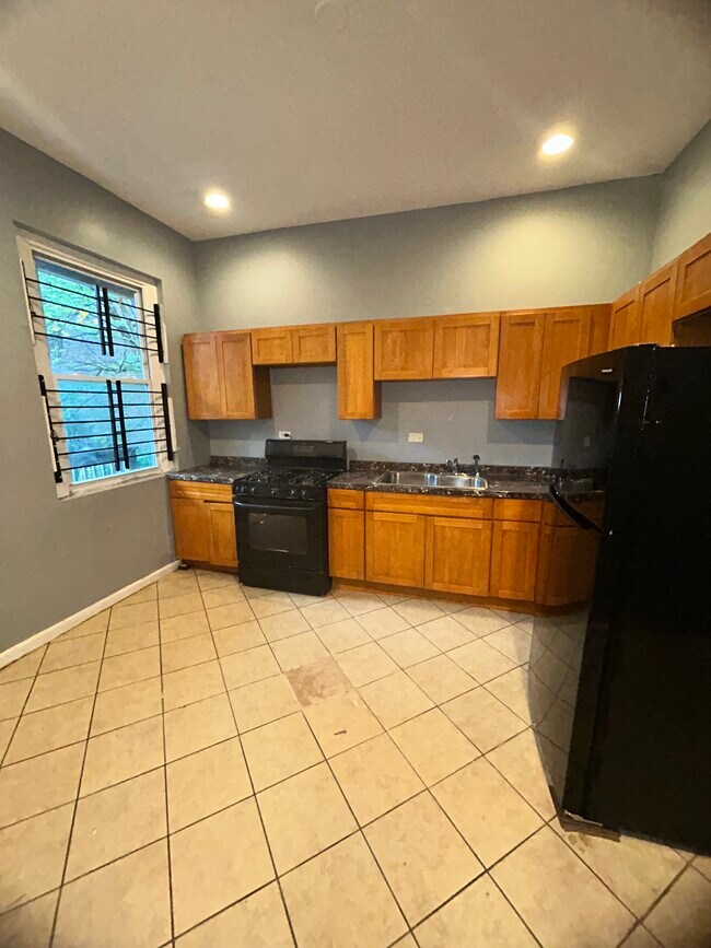 Building Photo - 146 W 66th St