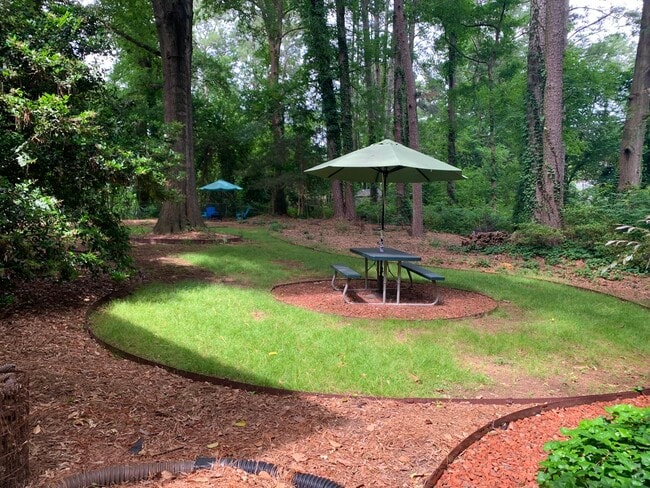 Building Photo - 2 Bedroom | 1 Bath Townhouse near Cameron ...