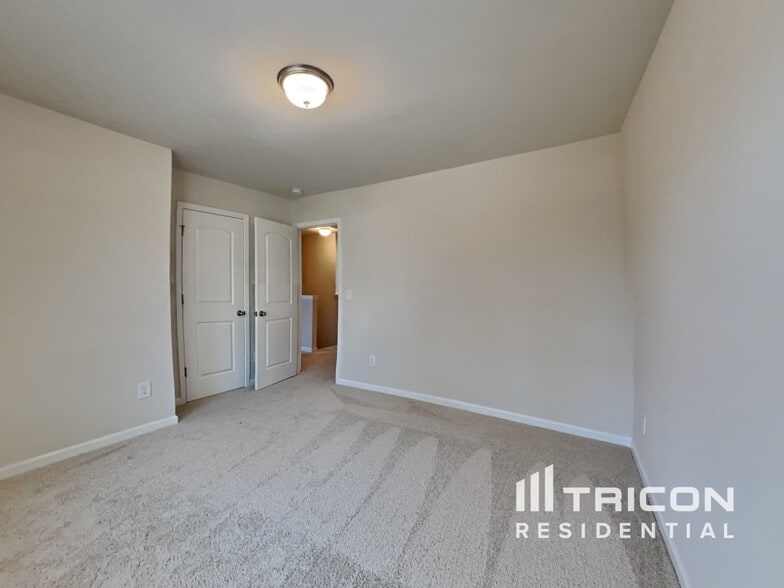 Building Photo - 572 Lakerun Dr