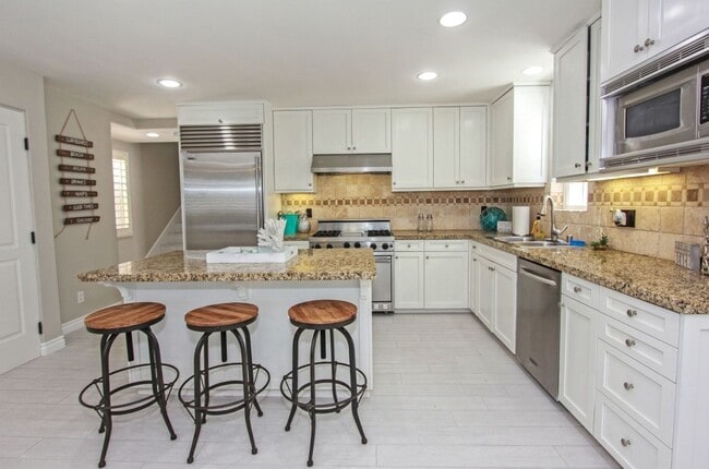 Building Photo - Upgraded 2 BD/ 2 BA on Newport Beach Penin...