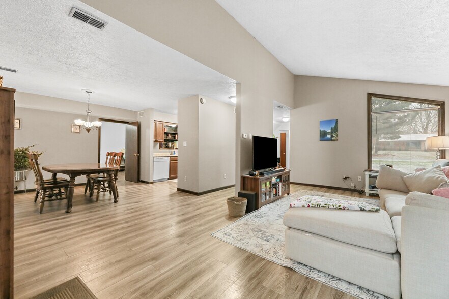 Living Room/Dining area - 1098 Big Valley Dr