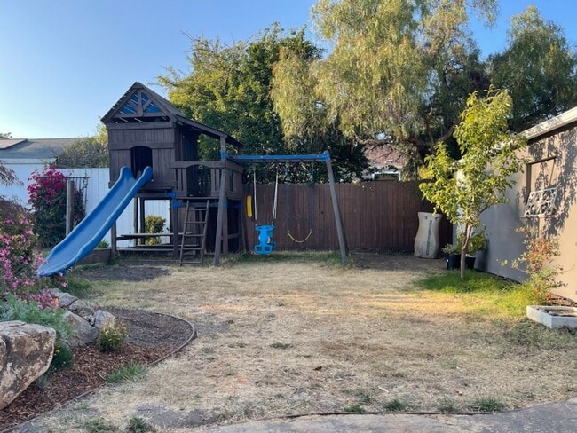 Building Photo - Charming South Berkeley Home for Lease