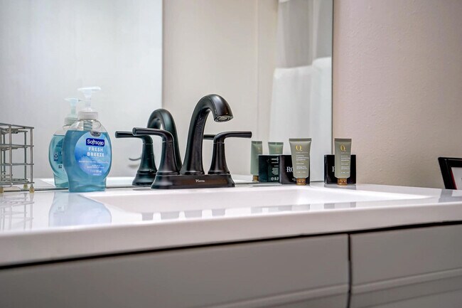 Building Photo - 1217 E Wilson St